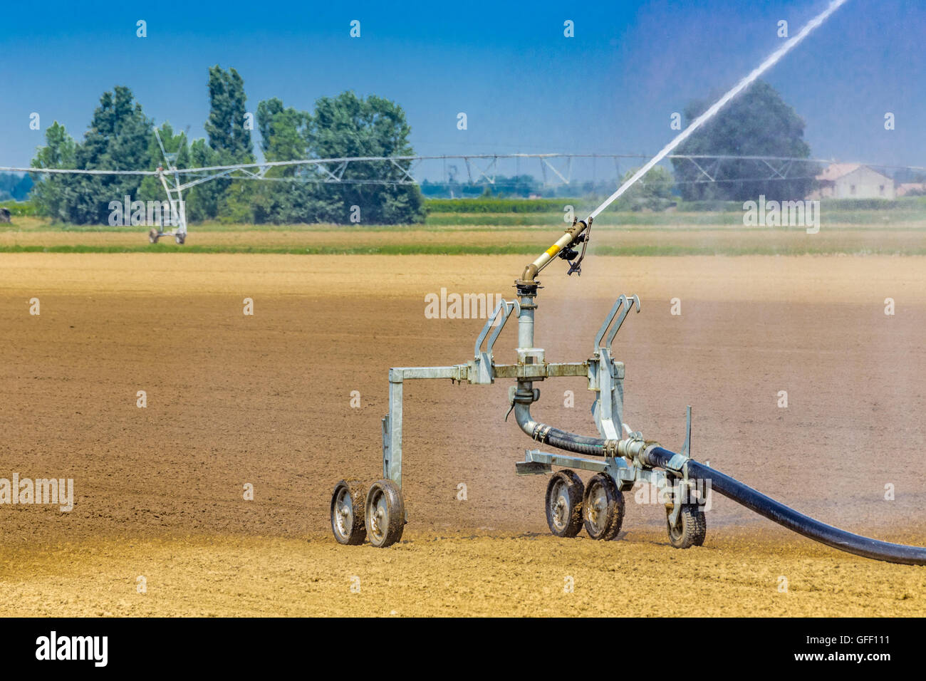 Pulvérisation haute pression d'une buse d'irrigation des cultures nouvellement semé d'arrosage Banque D'Images