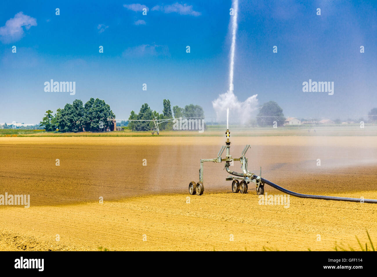 Pulvérisation haute pression d'une buse d'irrigation des cultures nouvellement semé d'arrosage Banque D'Images