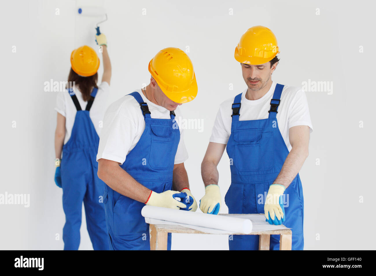 Équipe de constructeurs avec plan de construction à l'intérieur Banque D'Images