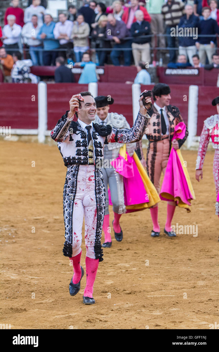 Le torero espagnol Manuel Jésus 'El Cid' pour le tournage d'honneur avec une oreille dans sa main dans l'arène de Ubeda, Espagne Banque D'Images