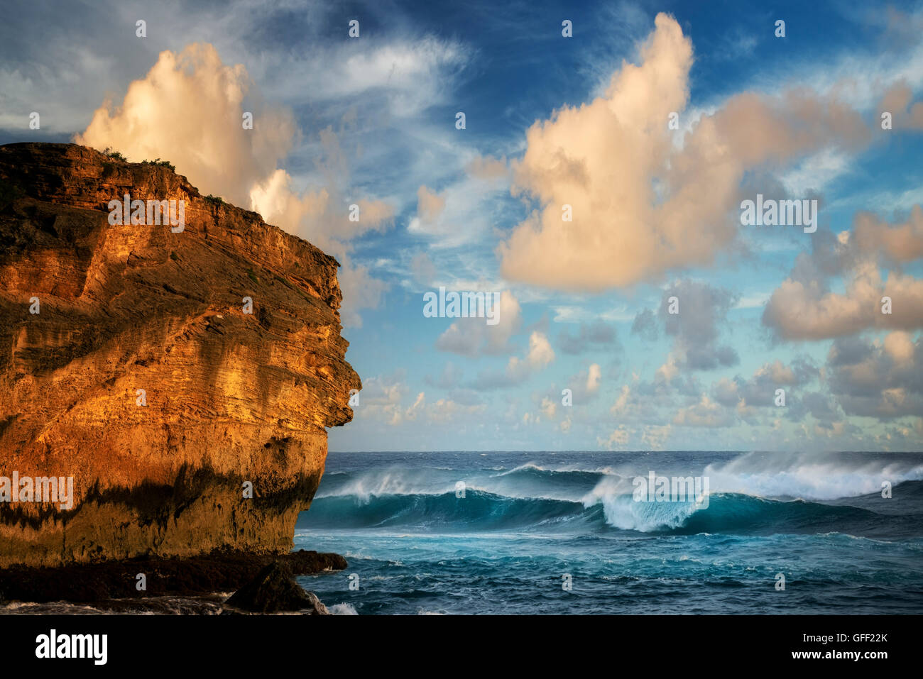 Coucher du soleil avec des vagues. Shipwreck Beach ; Kauai, Hawaii Banque D'Images