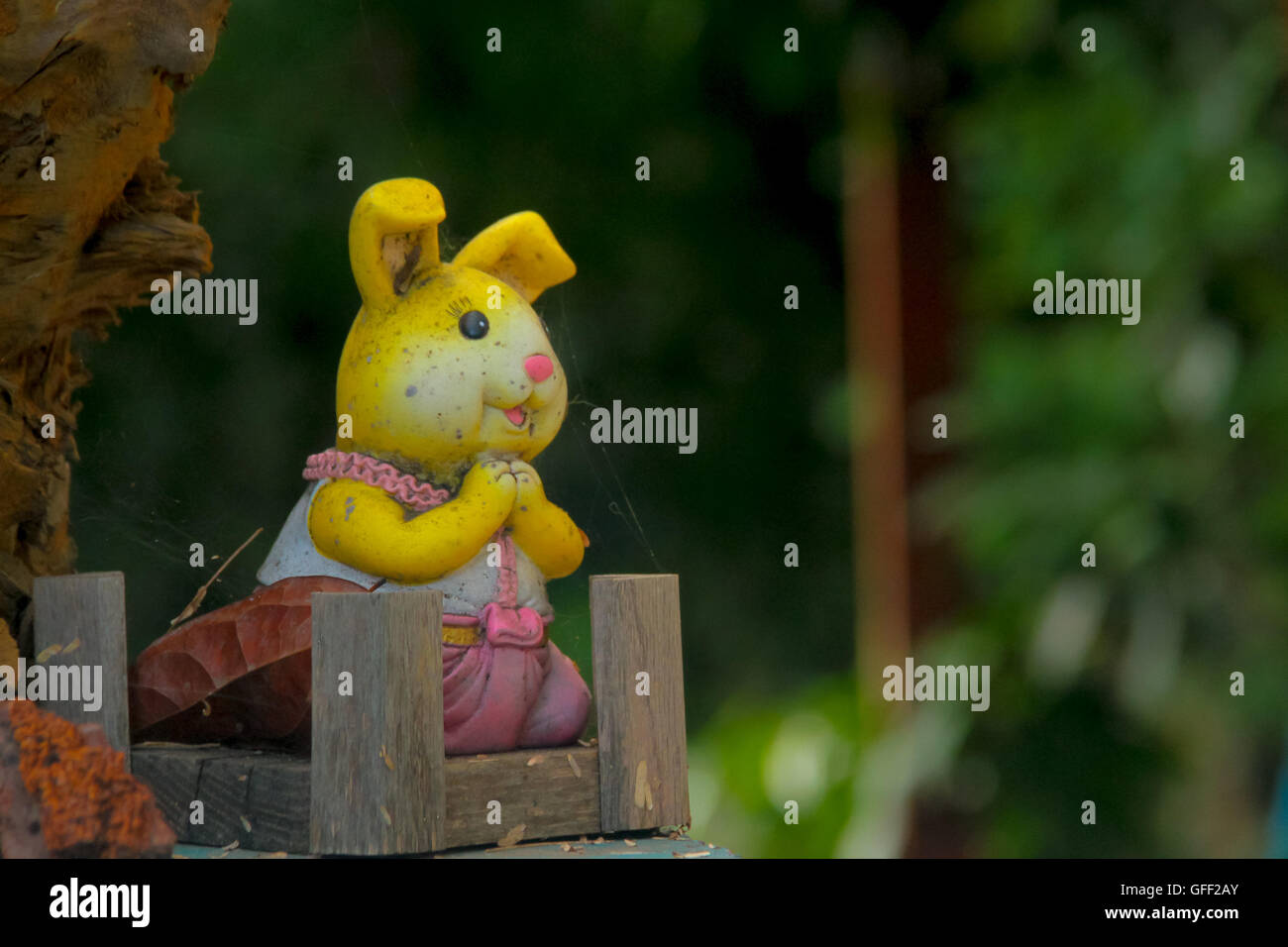 Concept, lapin en peluche abandonné a été laissé à l'ancien. Banque D'Images