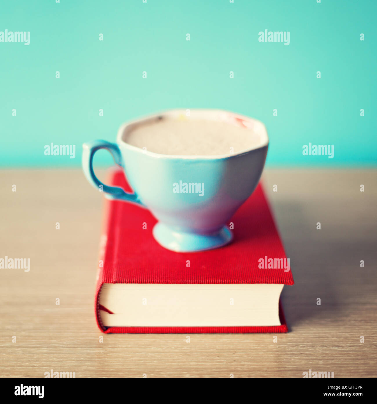Tasse à café bleu sur le livre rouge vintage Photo Stock - Alamy