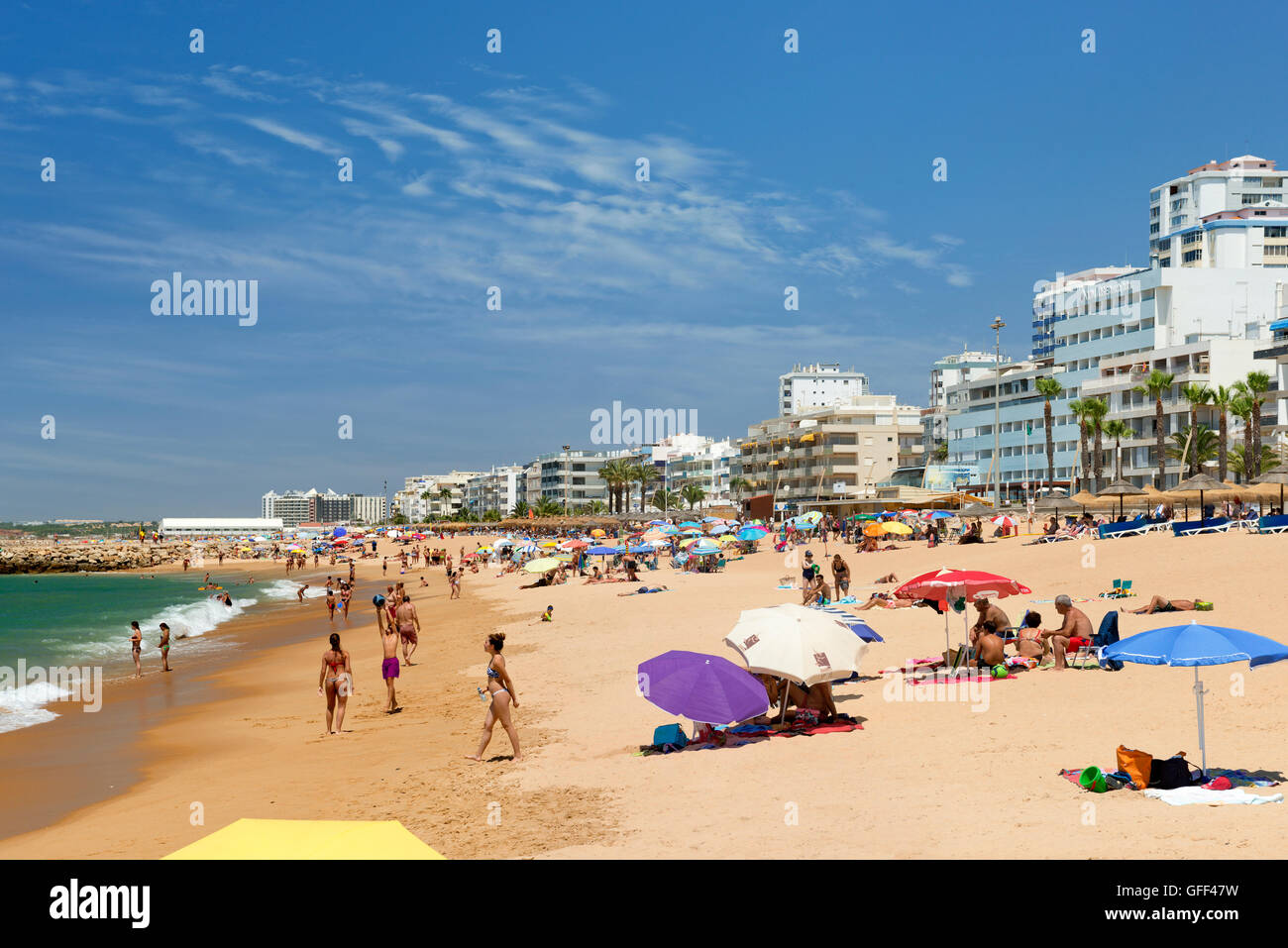 Plage de Quarteira et resort en été, Algarve, Portugal Banque D'Images