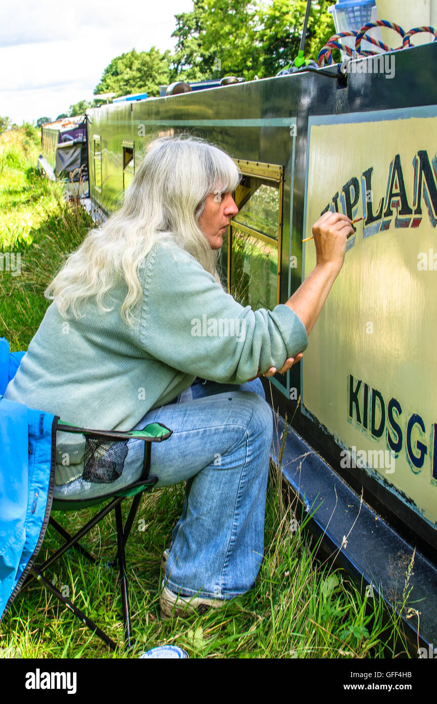 Signer l'artiste féminin écrit sur canal boat. Banque D'Images