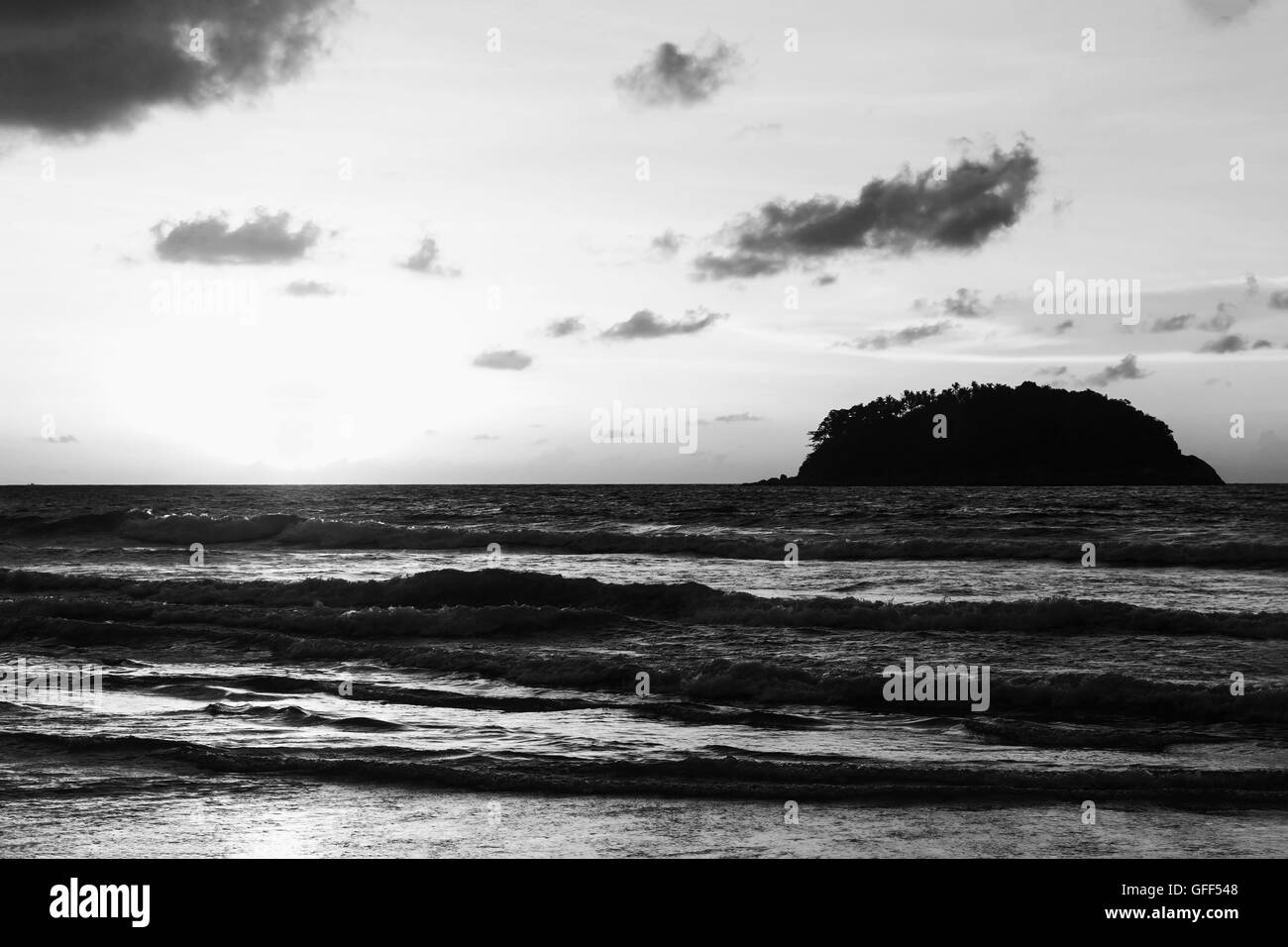 Seascape sunset avec la lumière du soleil et ciel nuage de tempête sur la plage de sable dans le crépuscule de l'éclairage du soleil ton noir et blanc Banque D'Images