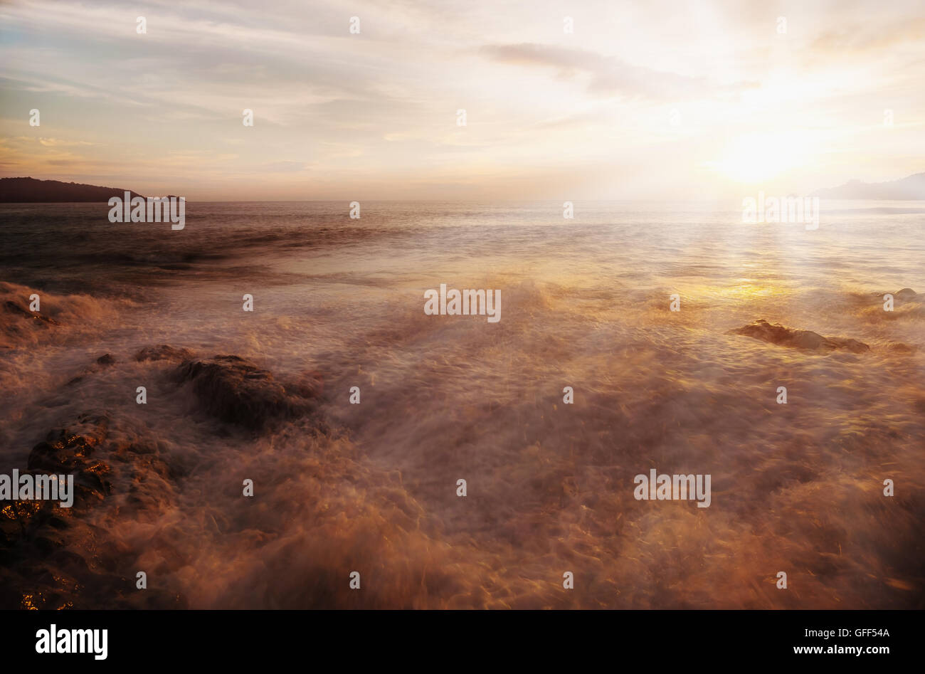 Coucher de soleil plage de la mer avec Sky et de nuages au crépuscule sur la lumière du soleil et de tons sombres, long de la technique d'exposition Banque D'Images