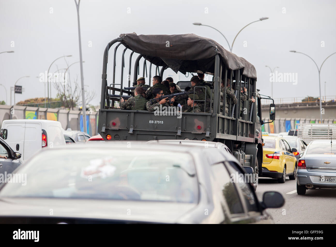 Camion de l'armée brésilienne passe par Complexo da Mare, un immense réseau de favelas qui siège aux côtés de la Linha Vermelha ( ligne rouge ), la route principale de l'aéroport international de Rio de Janeiro pour le centre-ville. Banque D'Images