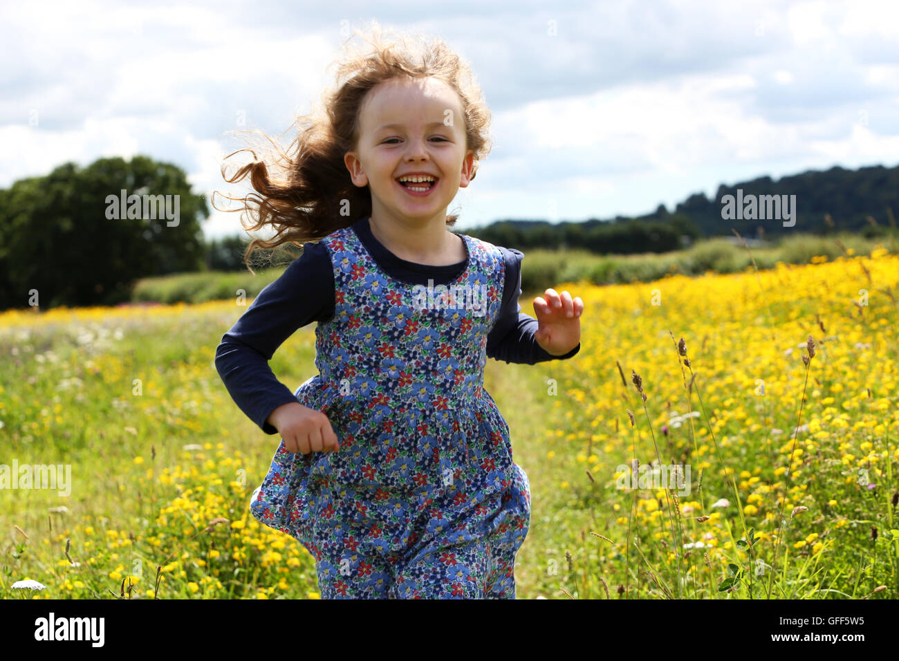 Une jeune fille profitant du beau temps cet été, à l'English Centre de lavande, Alton, Hampshire, Royaume-Uni. © Sam Stephenson/Alamy Banque D'Images