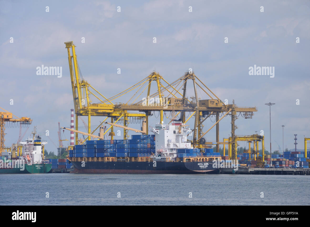Chargement d'un navire porte-conteneurs à Johor, Malaisie Banque D'Images