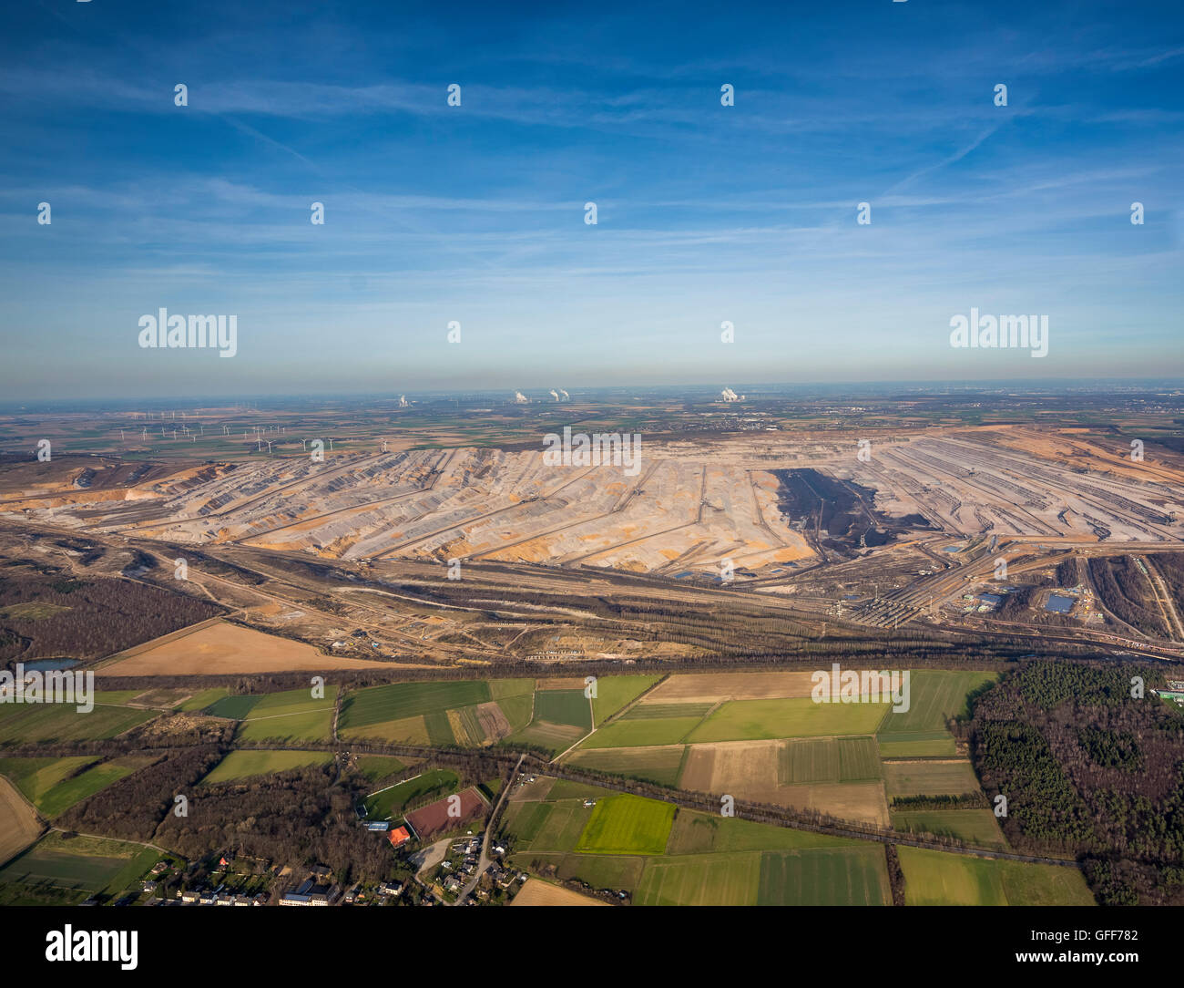 Vue aérienne, l'exploitation à ciel ouvert de lignite Niederzier, ciel bleu, Rhénanie, Rhénanie du Nord-Westphalie, Allemagne, Europe, vue aérienne, les oiseaux-lunettes Banque D'Images