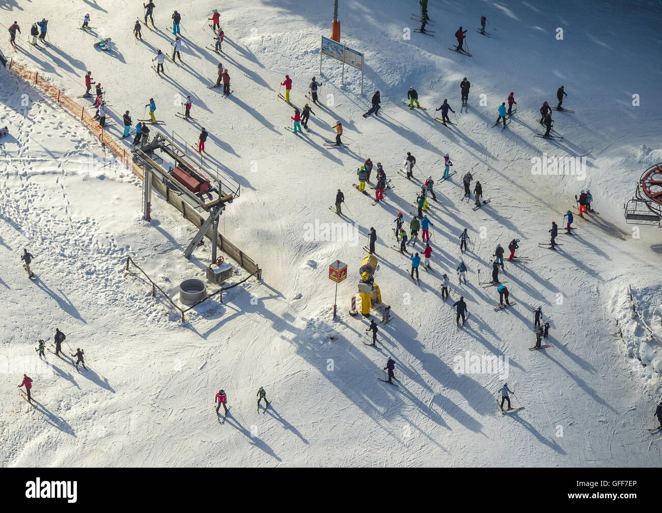 Vue aérienne, des ascenseurs à Winterberg le premier week-end de ski en 2014, vue aérienne de Winterberg, Winterberg, Sauerland, Banque D'Images