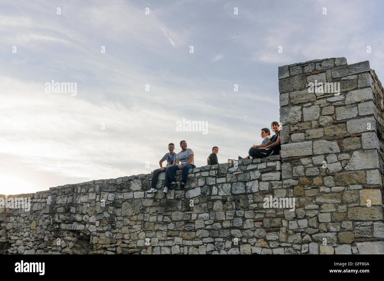 Belgrade, Belgrade : forteresse, parc de Kalemegdan , adolescents dans la lumière du soir, la Serbie, , Banque D'Images