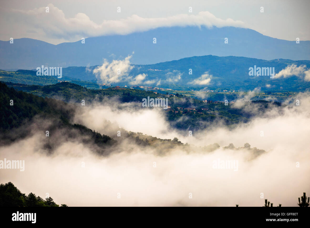 Hills et du paysage dans le brouillard matin voir de l'Istrie et de la montagne Ucka, Croatie Banque D'Images