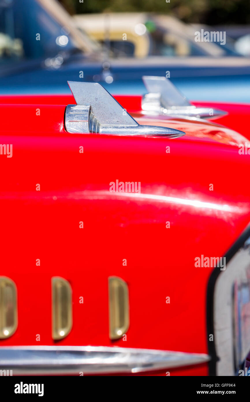 Résumé détail du capot, capot moteur, d'une Chevrolet Belair avec chrome détaillant et de la peinture rouge Banque D'Images