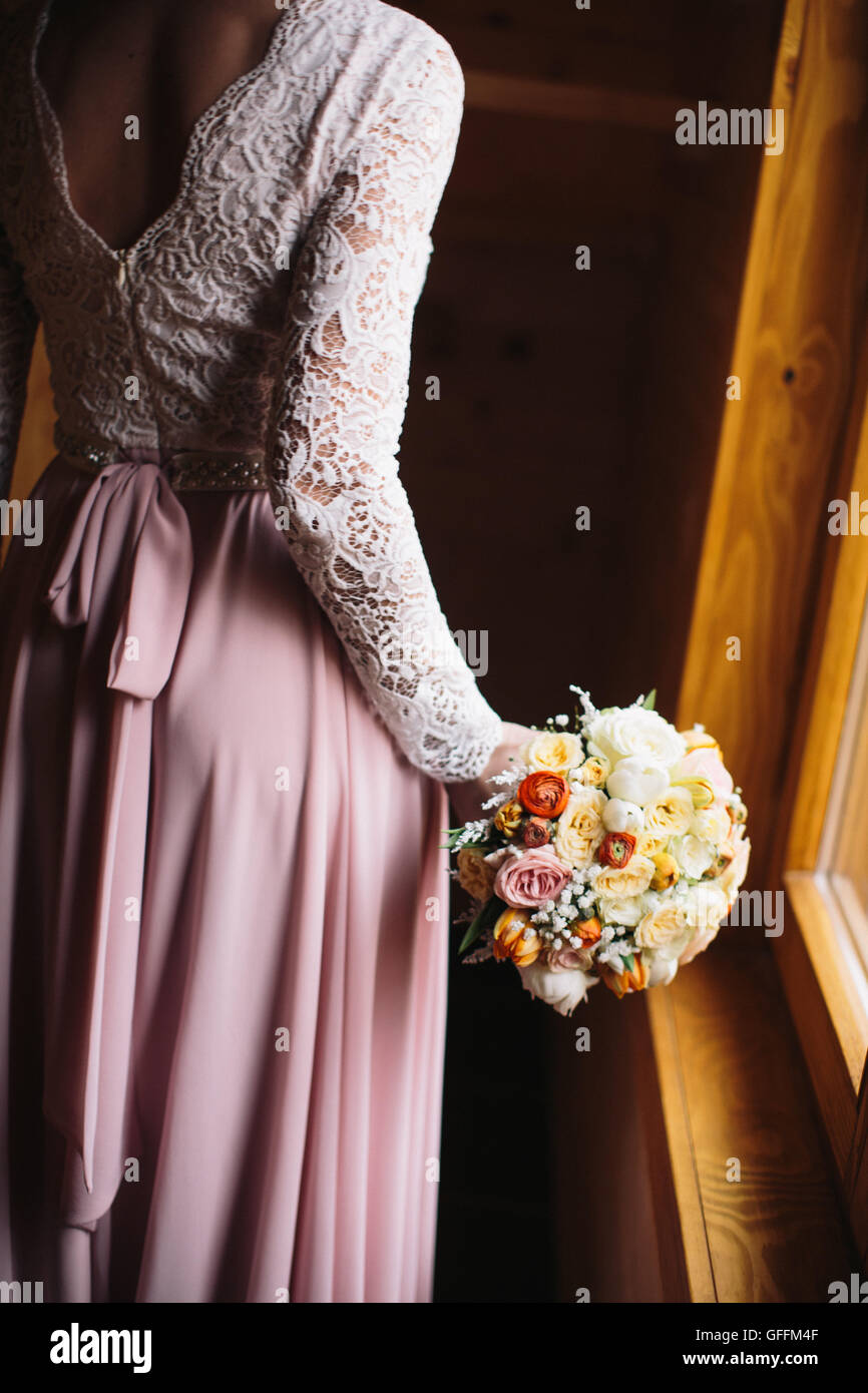 Sa Bride holding bouquet de fleur de mariage coloré Banque D'Images Sa Bride holding bouquet de fleur de mariage coloré Banque D'Images
