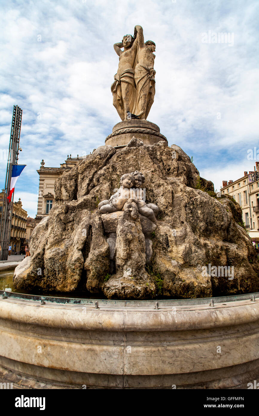 Fontaine des trois grâces de la Place de la comédie à Montpellier, France. Trois Grâces, fontaine construite par le sculpteur Etienne d'Anto Banque D'Images
