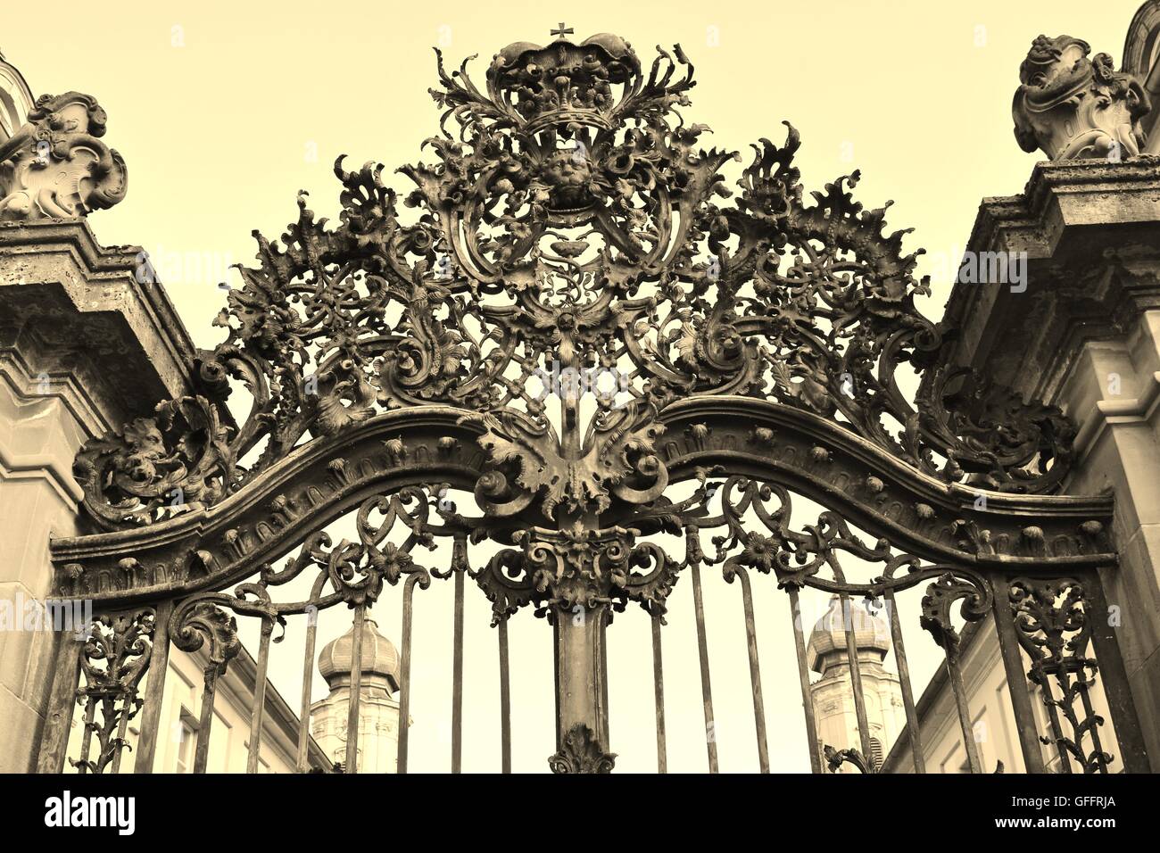 Porte en fer forgé du palais baroque Werneck à Werneck, Franconie, Bavière. Allemagne, Europe. Il a été construit dans les années 1750 par Balthasar Neumann. Banque D'Images