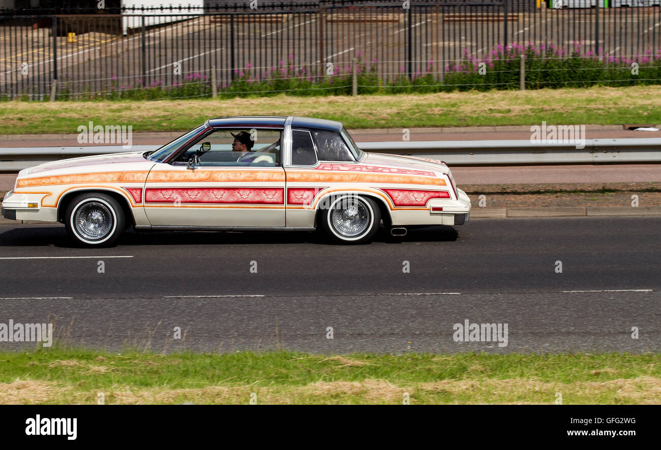 Une modification de style américain Cadillac voiture kit de voyage le long de la Kingsway à deux voies dans Dundee, Royaume-Uni Banque D'Images