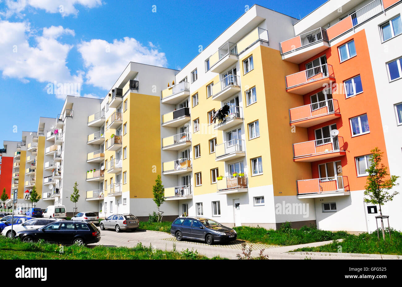Nouveaux immeubles dans la banlieue de Prague apartment building nouvelle couleur d'isolement de façade jaune jaune blanc orange Banque D'Images