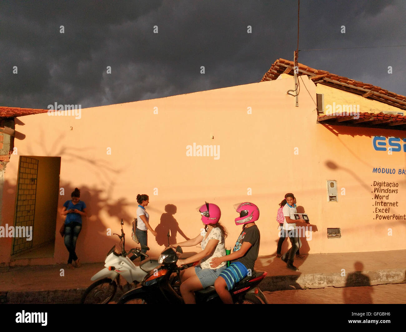 La vie quotidienne des paysages de rue avec des jeunes au Brésil Banque D'Images