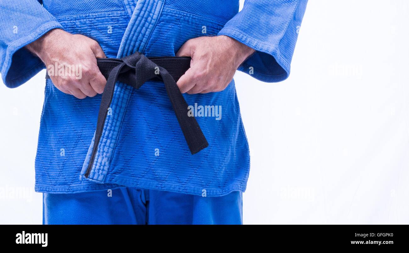 Judo bleu ceinture noire et habillé par homme d'âge moyen Photo Stock -  Alamy