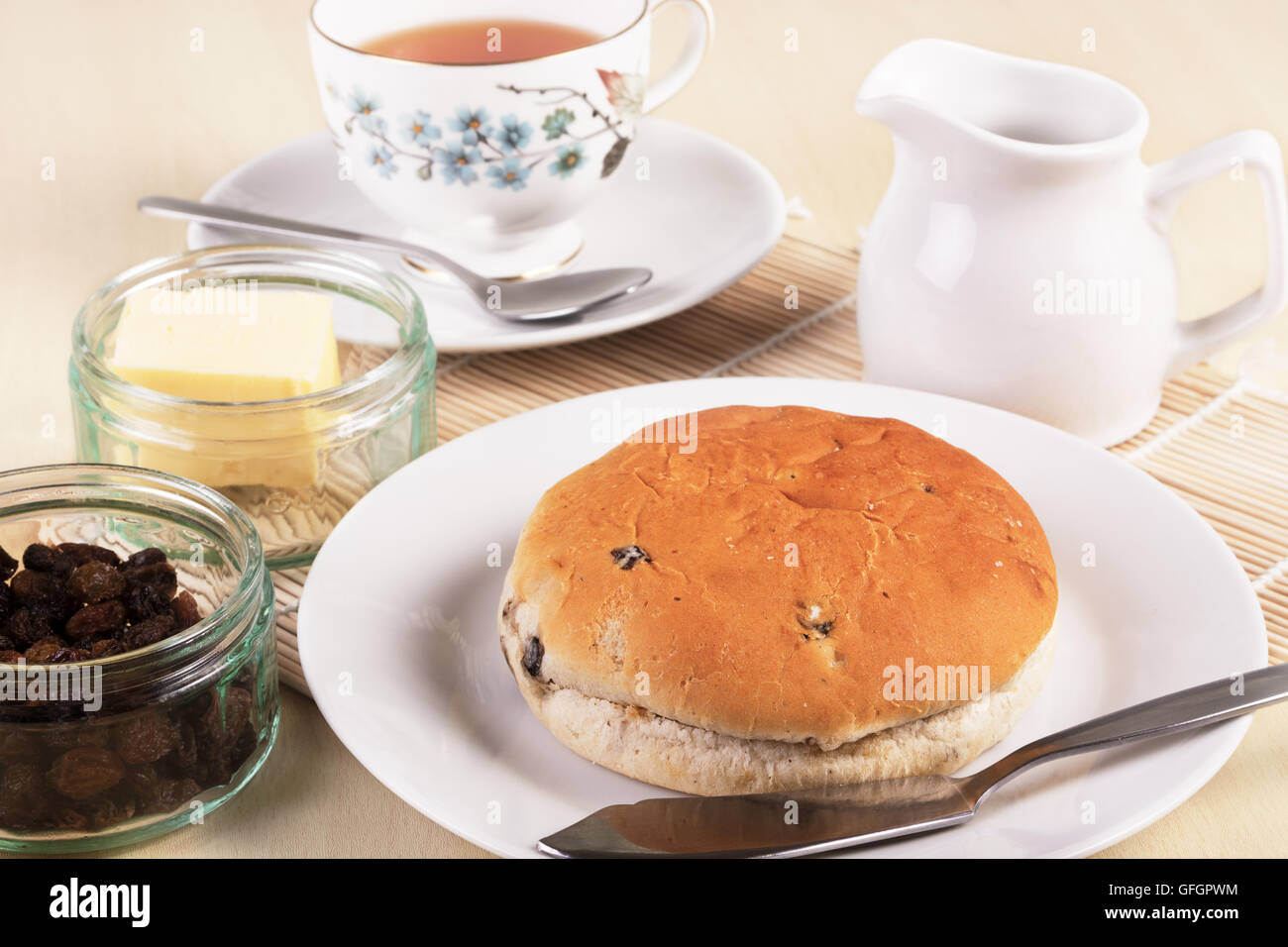 Plateau avec une cuisine britannique teacake with de raisins secs, raisins et épices Banque D'Images