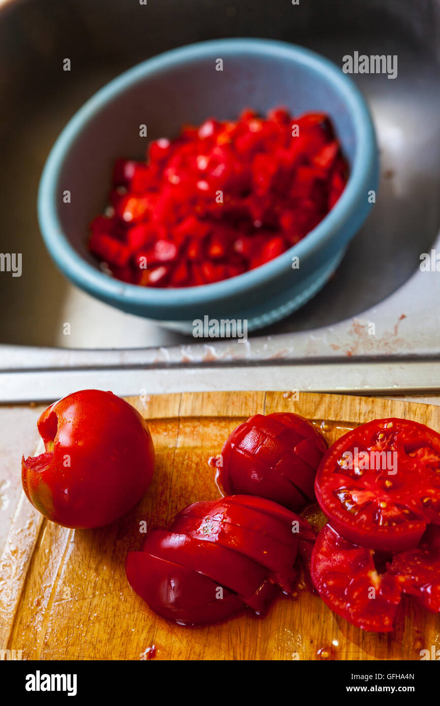 Les tomates fraîches hachées jusqu'ici d'être pour une salsa mexicaine fresca Banque D'Images