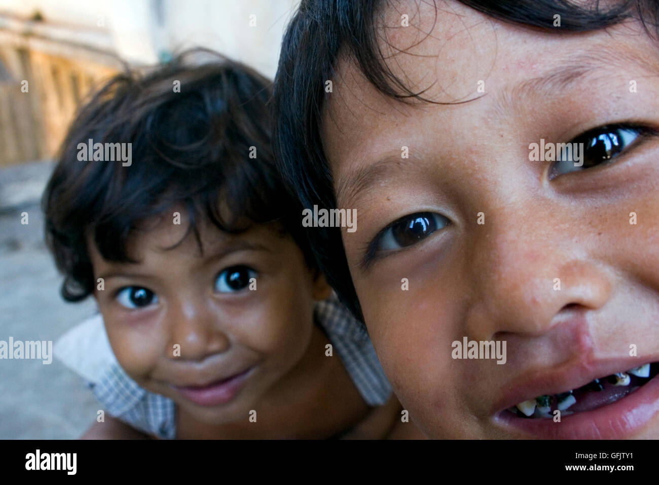 Un Jeune Garcon Avec La Carie Dentaire Et Un Bebe Fille Profiter De La Vie Quotidienne Dans Un Bidonville A Kampong Cham Cambodge Photo Stock Alamy