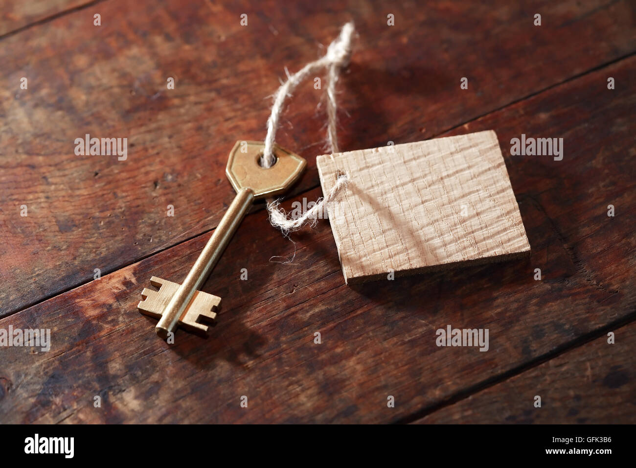 Clé jointe à blank tag avec corde sur fond de bois Banque D'Images