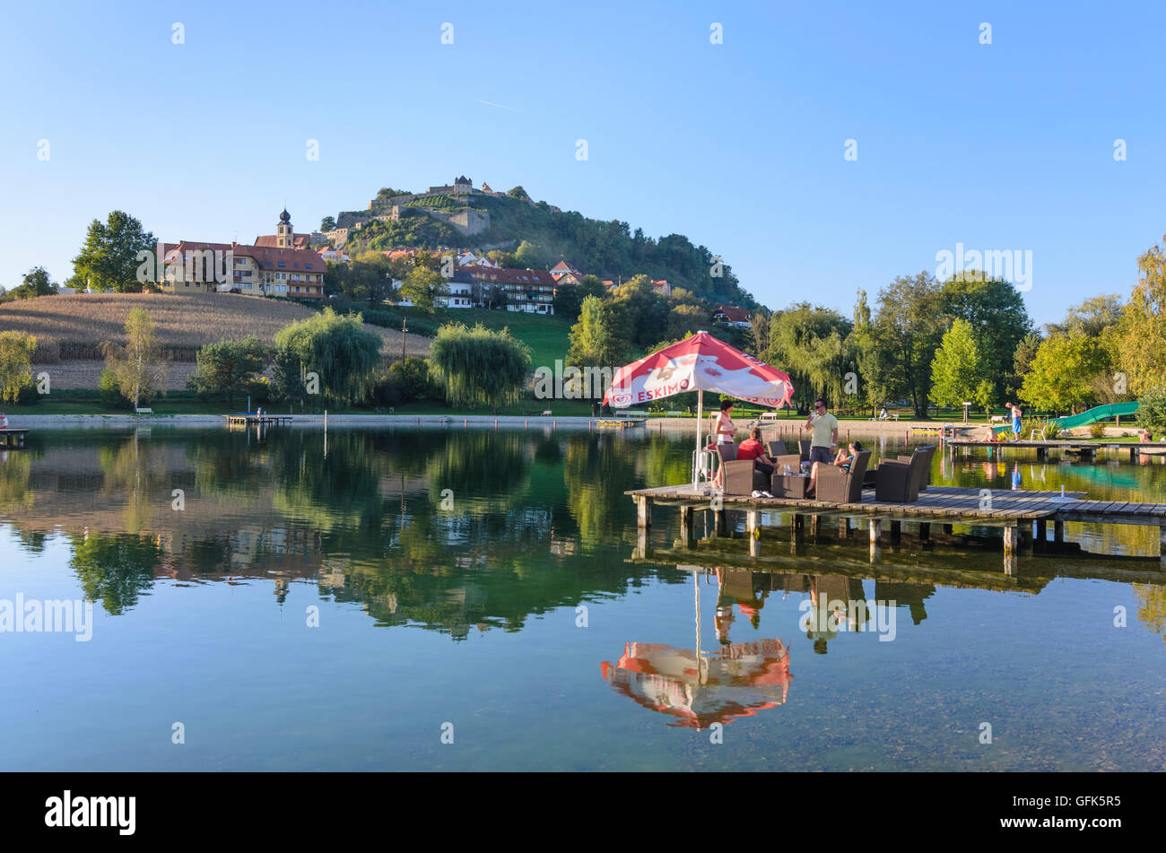 Riegersburg : lac, ville, château de Riegersburg, Autriche, Styrie, Carinthie, Steirisches - Thermenland Steiermark de est Banque D'Images