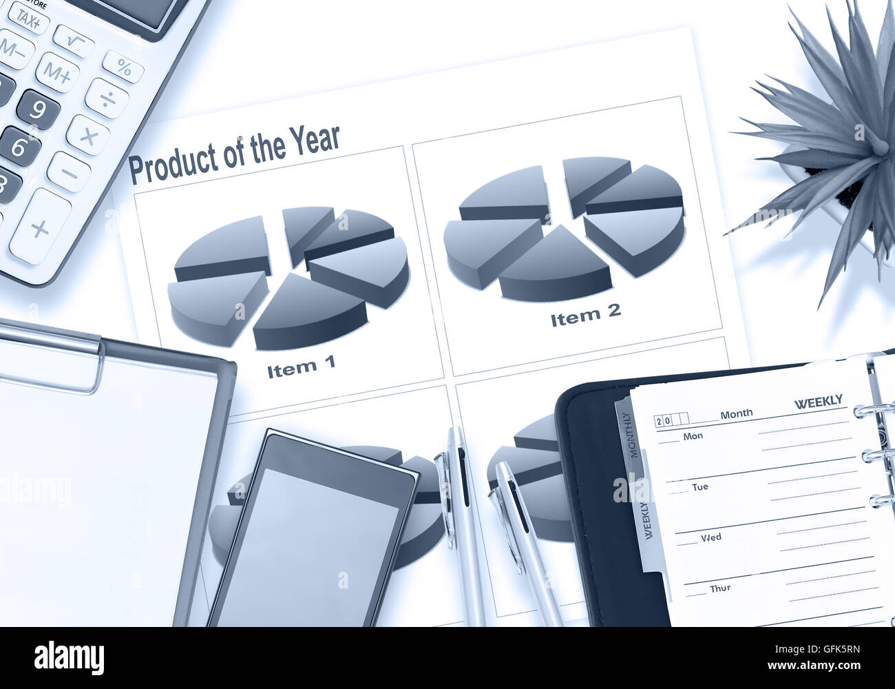 Mise à plat de l'image des affaires avec téléphone portable et stylo sur calculatrice bureau blanc Banque D'Images