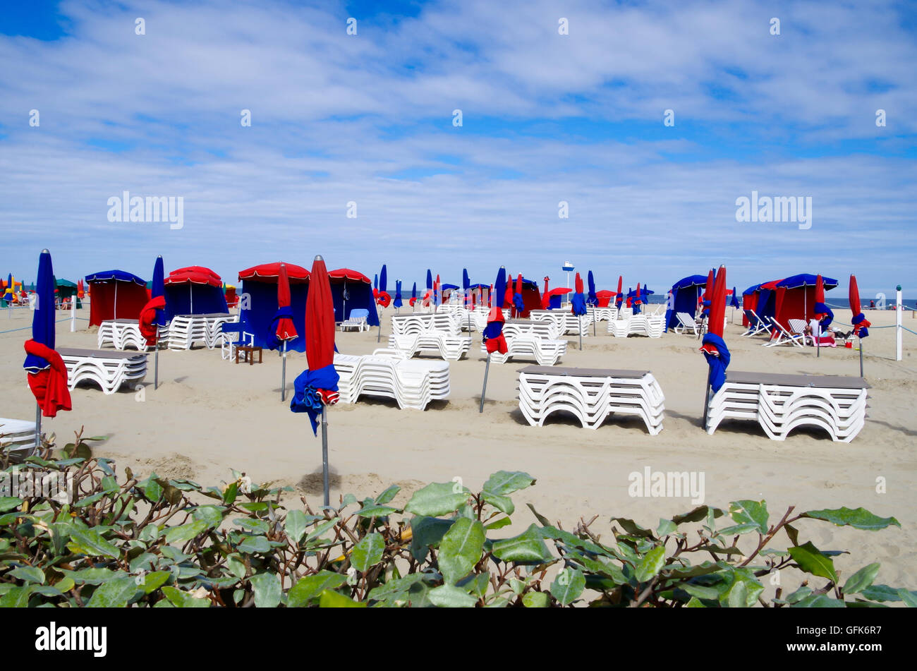 Plage vide à Deauville en attente de première avec parasols transats et parasols ainsi que des piles de chaises de plage Banque D'Images