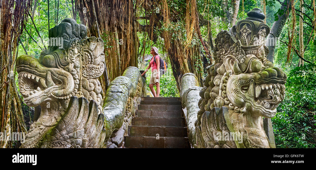 Dragon Bridge dans le singe sacré Sanctuaire, Bali, Indonésie Banque D'Images