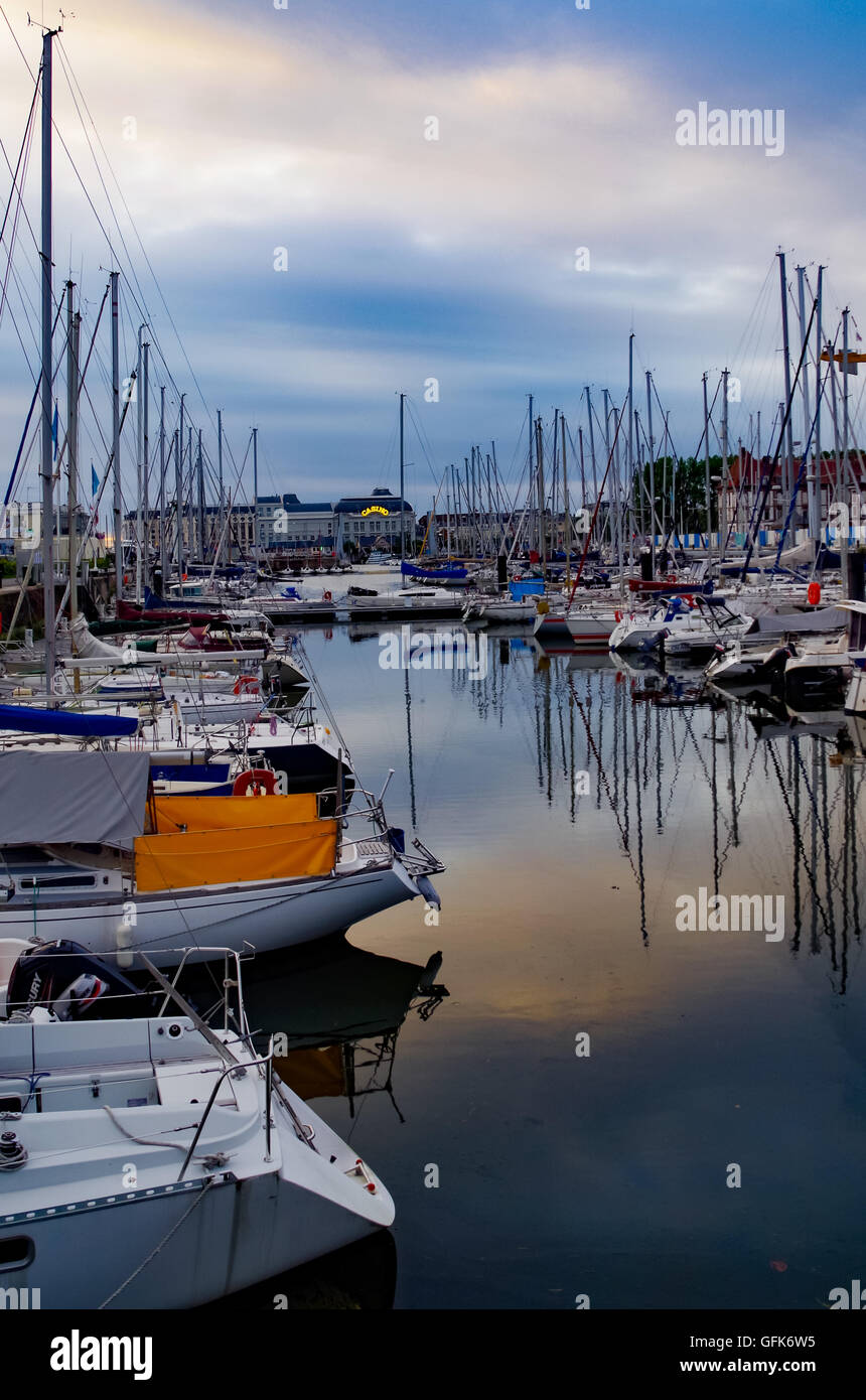 Port de plaisance de Deauville-sur-Mer en France à la tombée d'un célèbre casino de Trouville-sur-Mer dans l'arrière-plan Banque D'Images