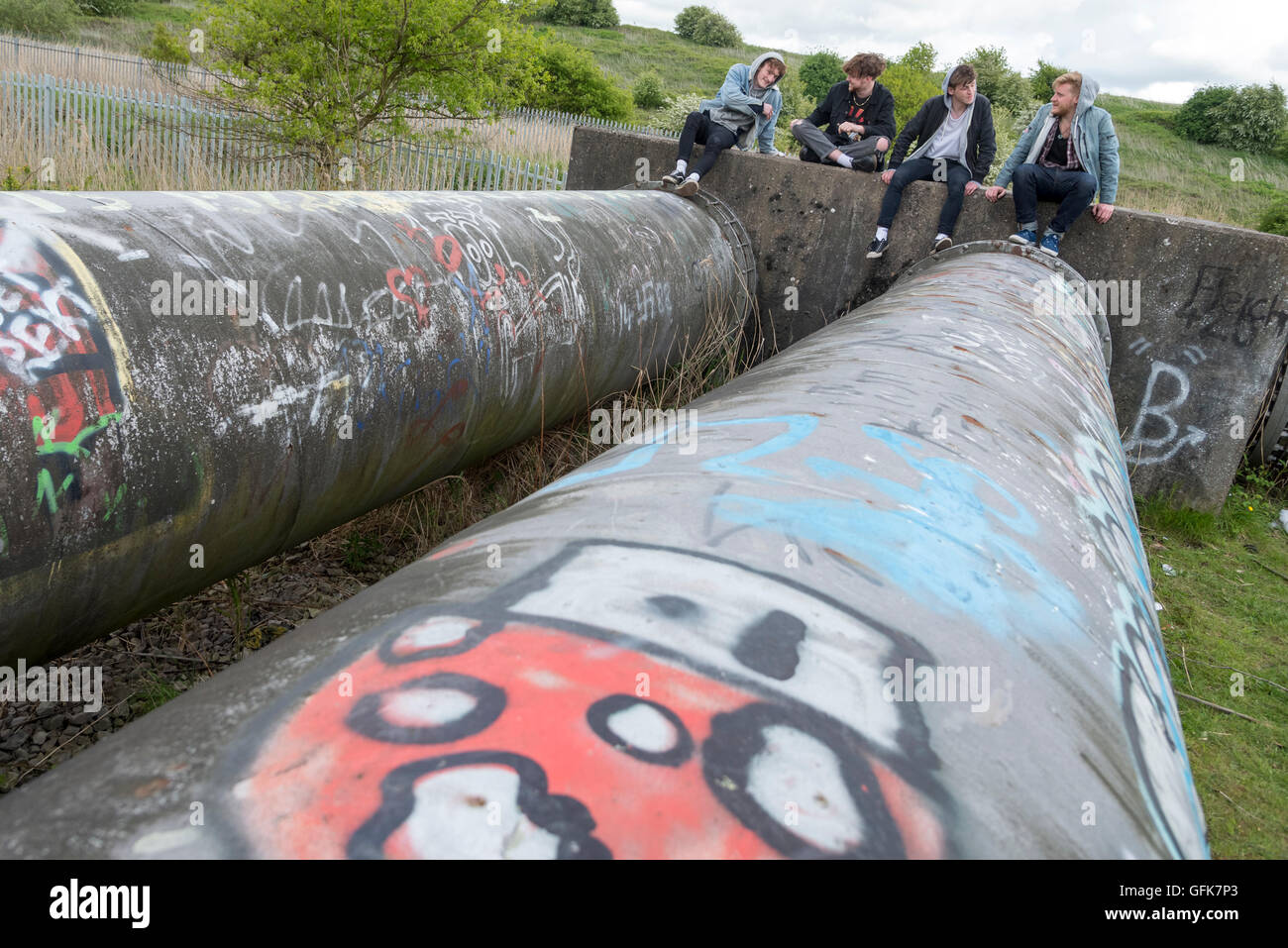 La bande de garçons de plage à Viola Fiddlers Ferry. De gauche à droite. Jack Dakin, Kris Leonard, rivière Reeves et Tom Lowe. Penketh. Warrington Banque D'Images