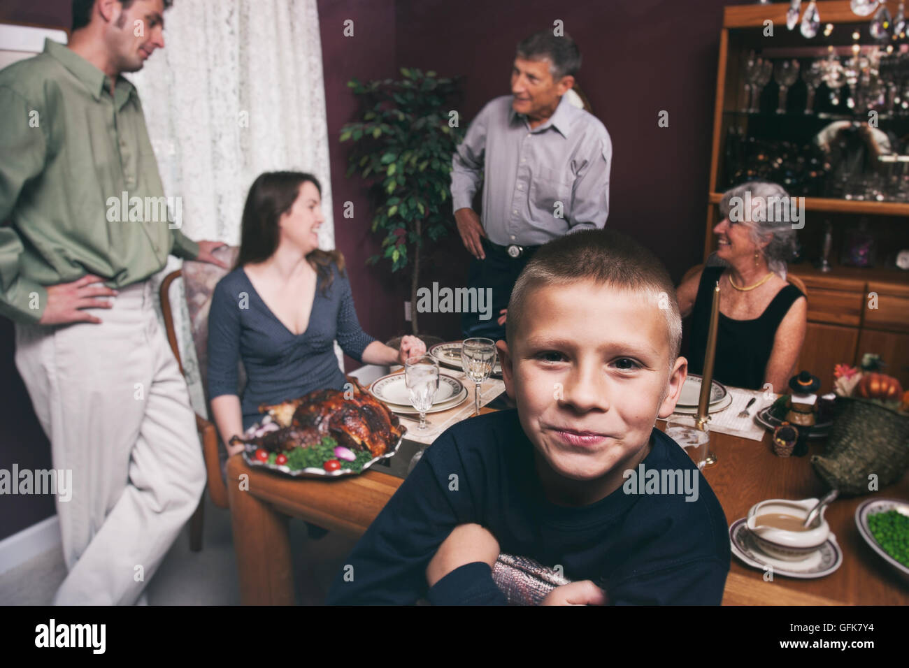 L'action de grâce avec les grands-parents dans une maison. Banque D'Images