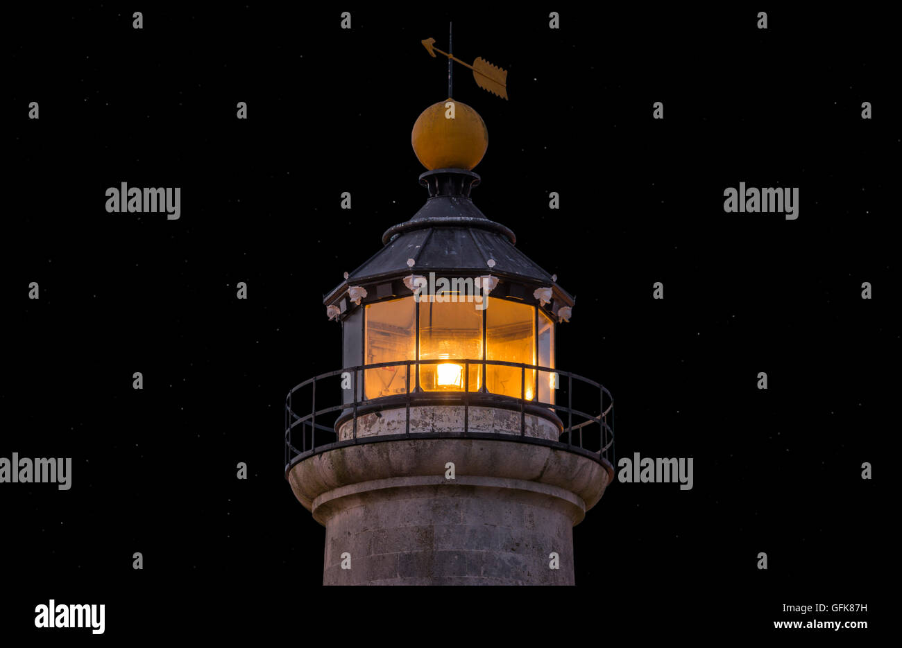 Phare avec sa lumière sur la nuit à Shoreham by Sea, West Sussex, Angleterre, Royaume-Uni. Banque D'Images