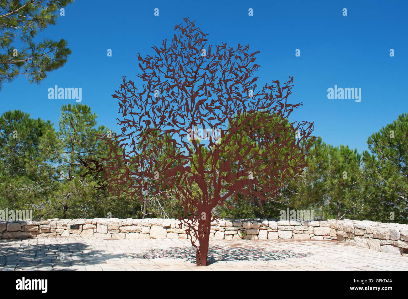 Jérusalem : la sculpture 2003 pour l'arbre des champs est la vie de l'homme, par Zadok Ben-David, à Yad Vashem, le mémorial aux victimes de l'Holocauste Banque D'Images
