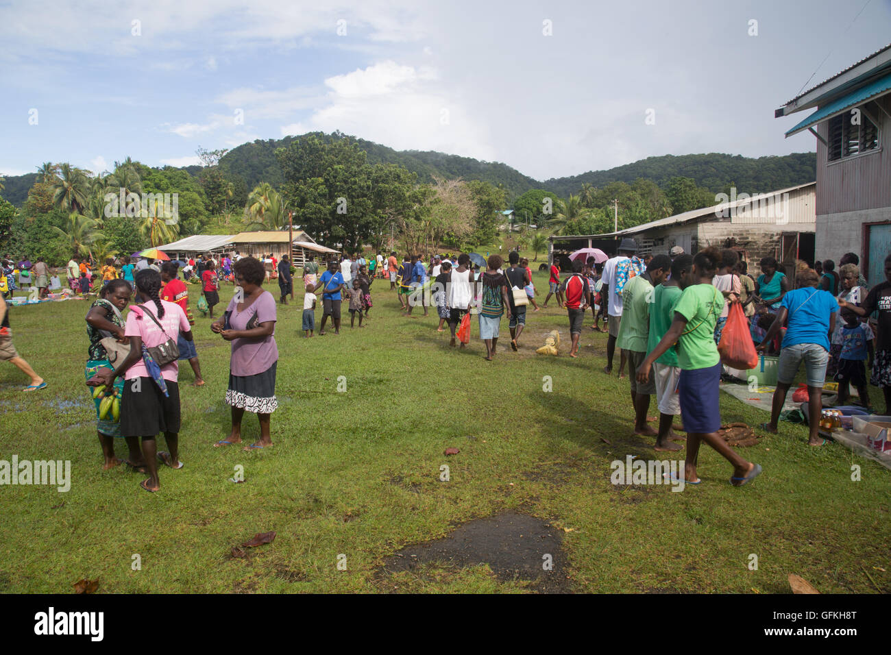 Batuna, Îles Salomon - 28 mai 2015 : Les gens qui achètent et vendent des produits alimentaires sur le marché local dans le village de Batuna. Banque D'Images