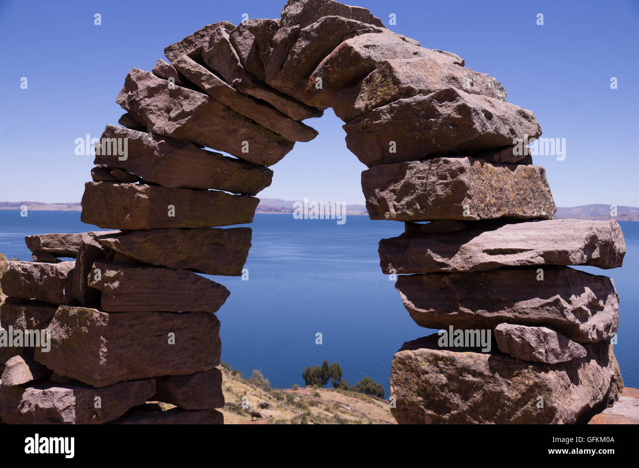 L'île de Taquile, au Pérou : Une arche en pierre historique avec vue sur le lac Titicaca Banque D'Images