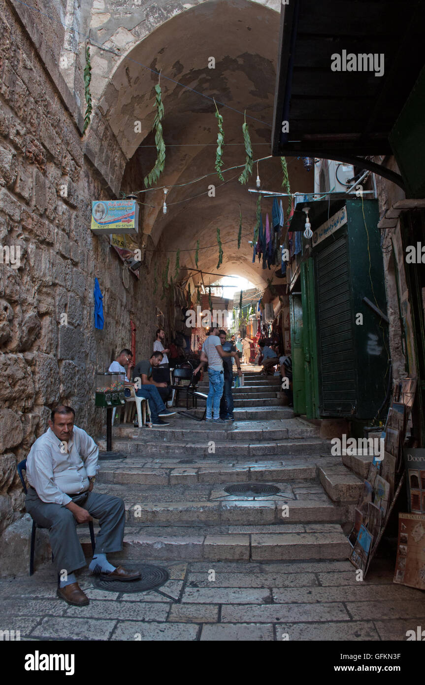 Jérusalem, Israël, Moyen Orient : les gens dans les ruelles de la vieille ville fortifiée, un domaine dans lequel vivre ensemble les musulmans, les Juifs, les catholiques et les Arméniens Banque D'Images