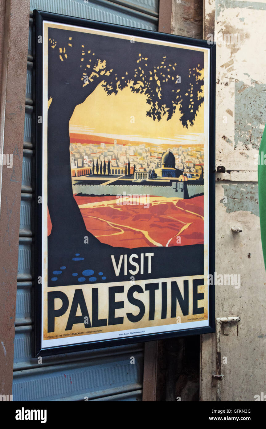Jérusalem, Israël, Moyen-Orient : une affiche invitant à visiter la Palestine suspendu à une boutique de cadeaux dans le quartier musulman de la Vieille Ville Banque D'Images