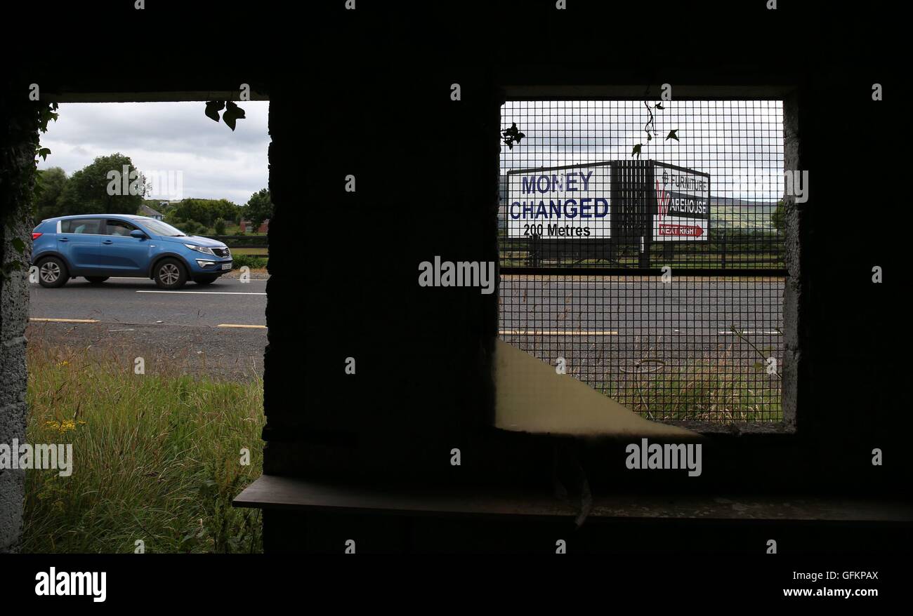 Une vue de l'intérieur d'une cabane de garde-frontière abandonnés sur le côté nord de la frontière entre l'Irlande du Nord et la République d'Irlande. Banque D'Images