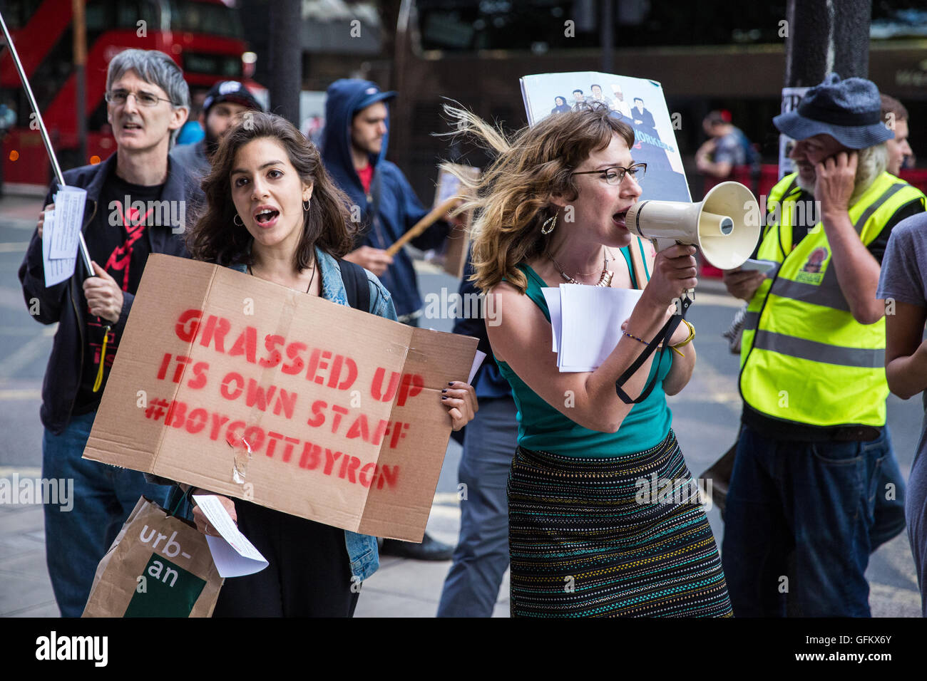 Londres, Royaume-Uni. 29 juillet, 2016. Les partisans du syndicat IWW protestation devant Byron hamburgers à Holborn. Banque D'Images