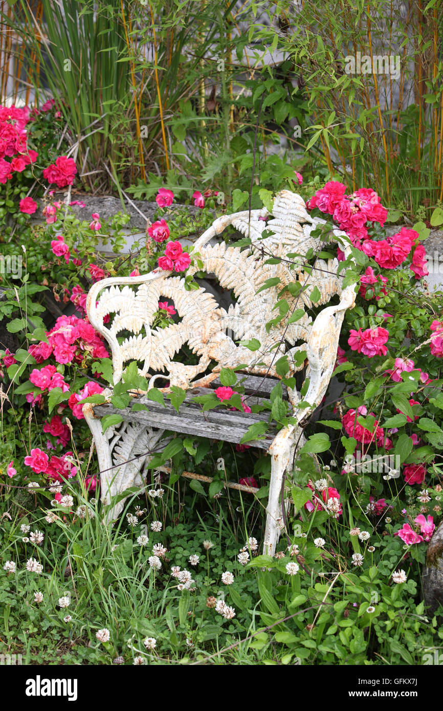 Fauteuil de jardin rustique avec des fleurs Banque D'Images