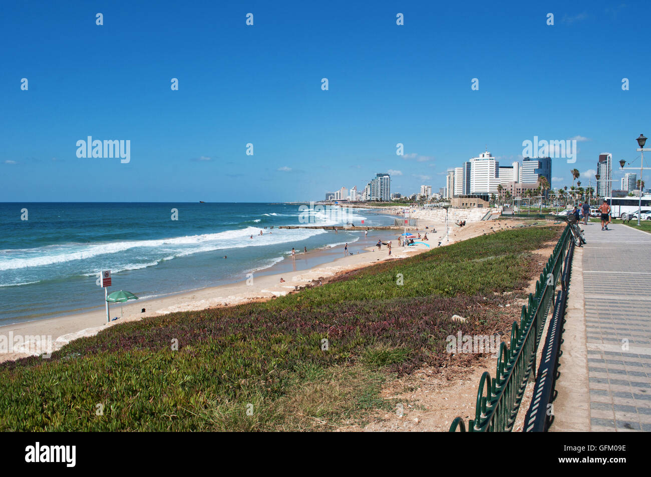 Tel Aviv, Israël, Moyen Orient : vue sur la mer Méditerranée, de la plage et de la Tayelet (Promenade) vu de la vieille ville de Jaffa Banque D'Images