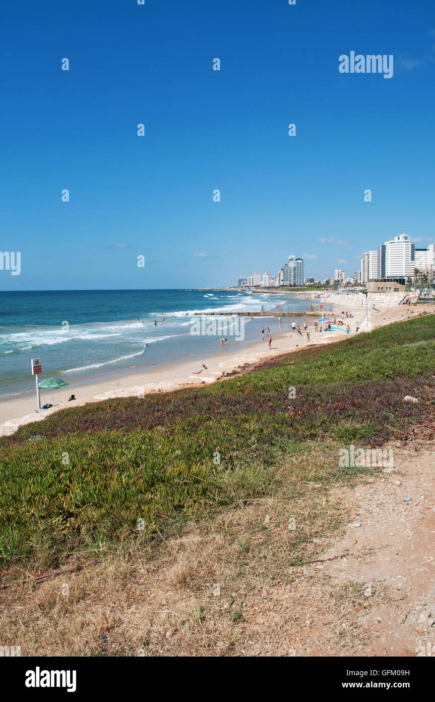 Tel Aviv, Israël, Moyen Orient : vue sur la mer Méditerranée, de la plage et de la Tayelet (Promenade) vu de la vieille ville de Jaffa Banque D'Images