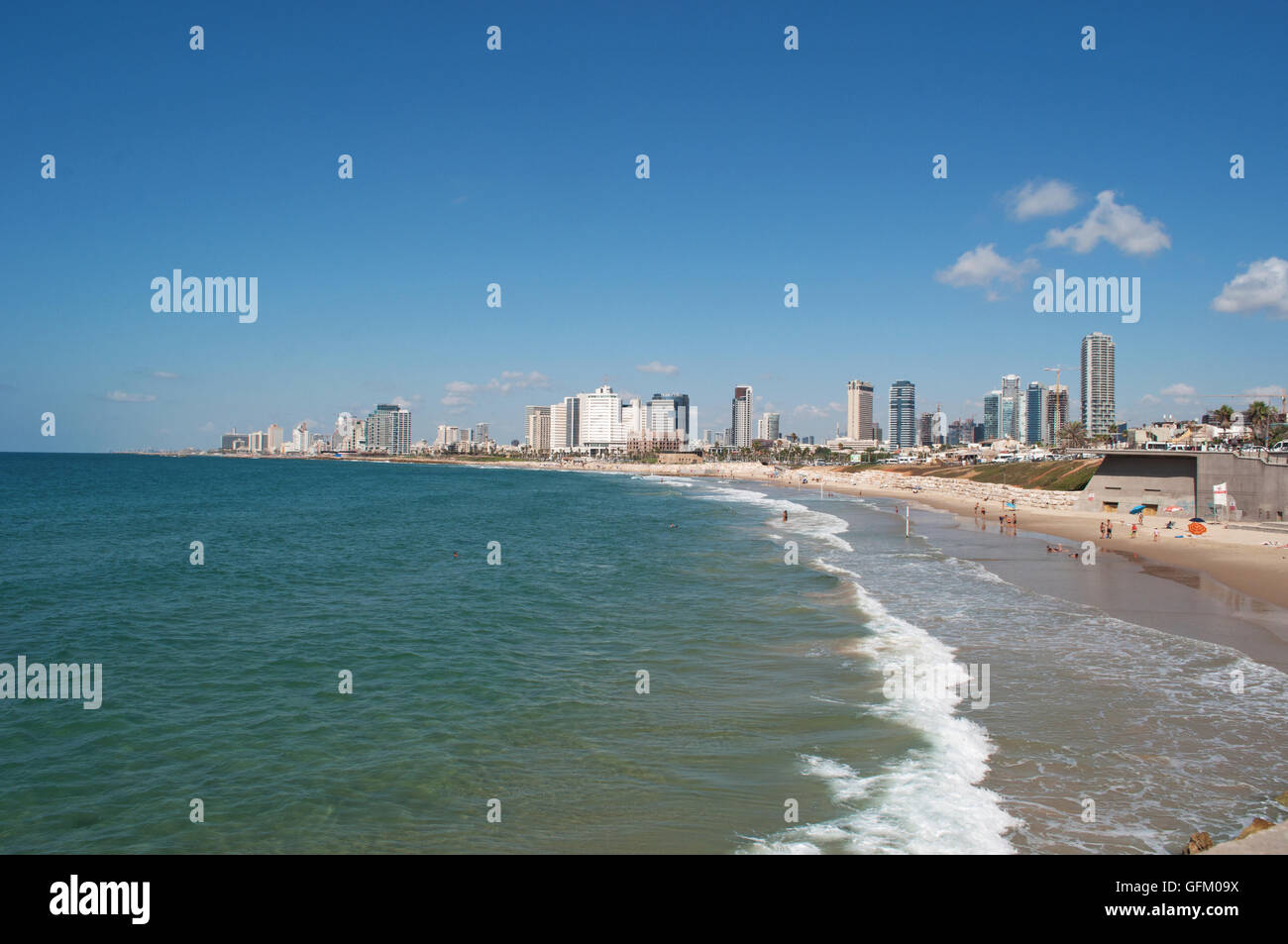 Tel Aviv, Israël, Moyen Orient : vue sur la mer Méditerranée, de la plage et de la Tayelet (Promenade) vu de la vieille ville de Jaffa Banque D'Images