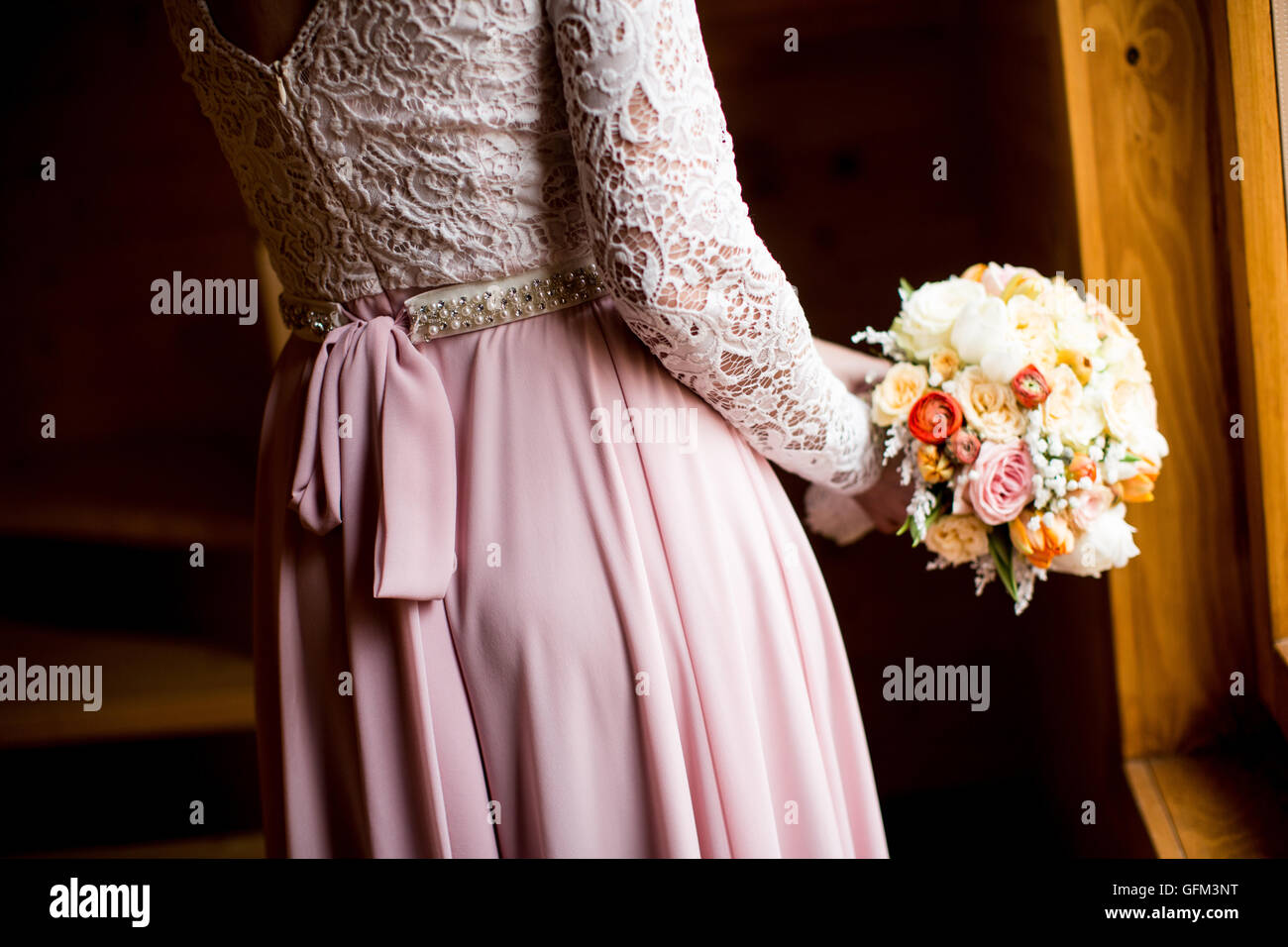 Sa Bride holding bouquet de fleur de mariage coloré Banque D'Images Sa Bride holding bouquet de fleur de mariage coloré Banque D'Images